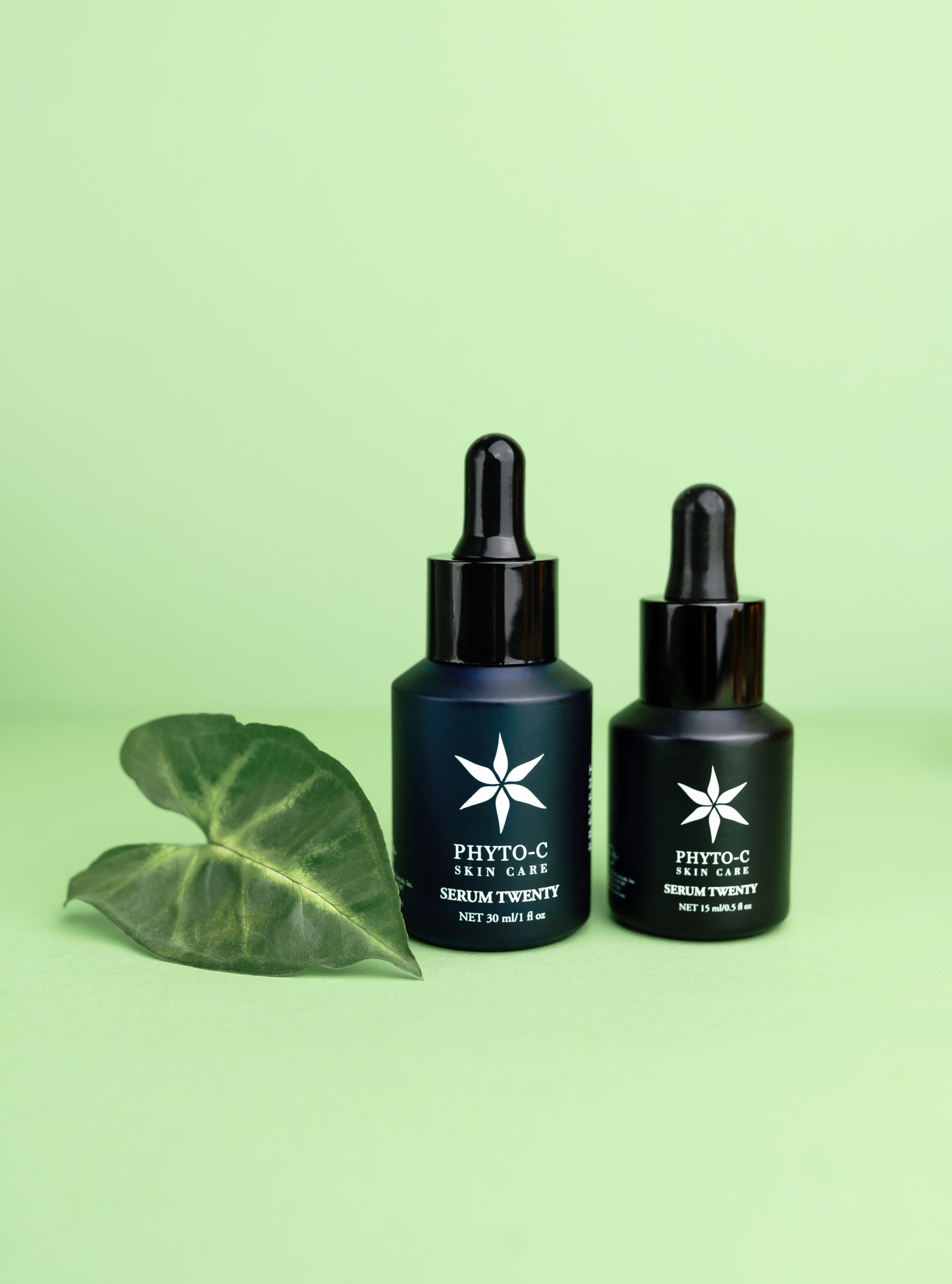 Сироватка з вітаміном С 20% Serum Twenty, два флакони на зеленому тлі