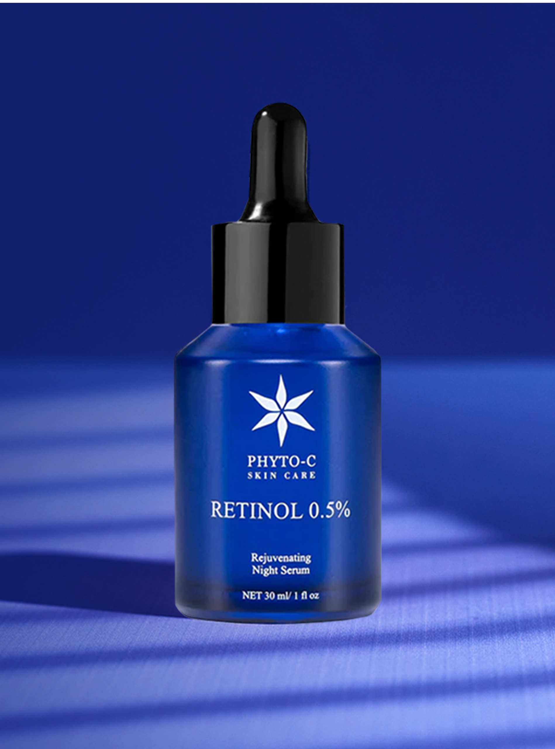 Нічна сироватка з ретинолом Retinol 0.5%, естетичний кадр на синьому тлі