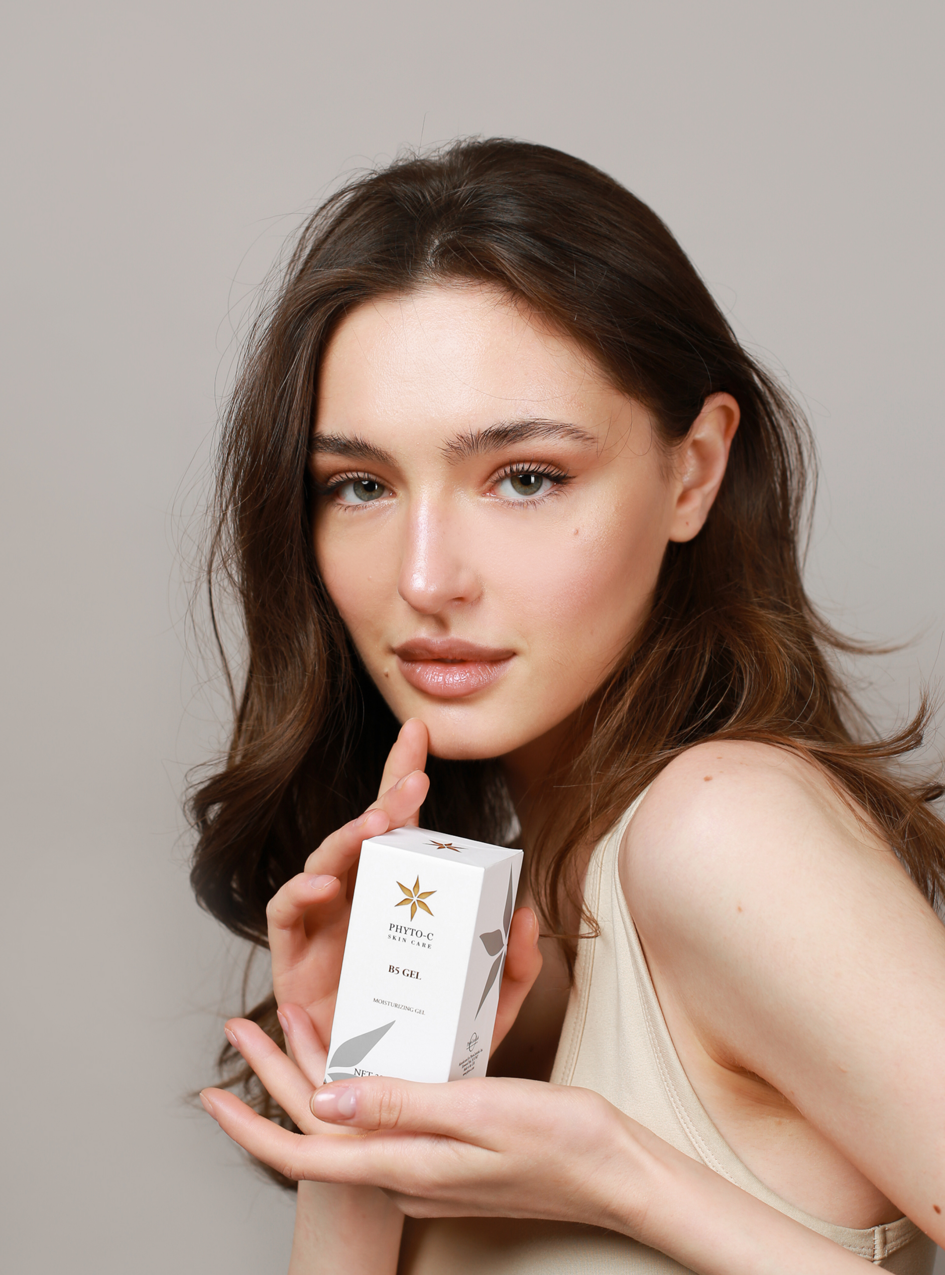 Заспокійливий гель B5 Gel, модель тримає флакон