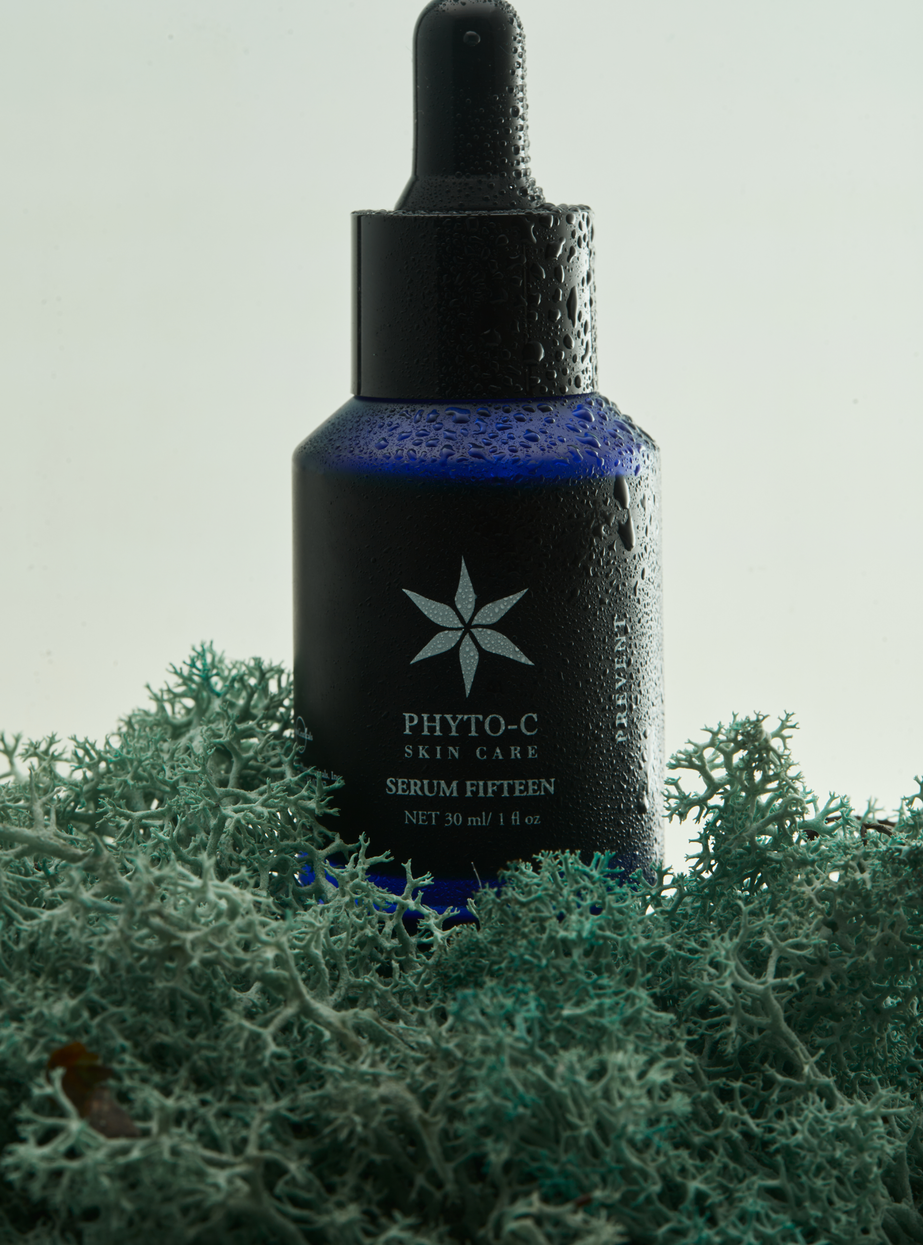 Сироватка з вітаміном С Serum Fifteen, естетичний кадр на тлі рослин