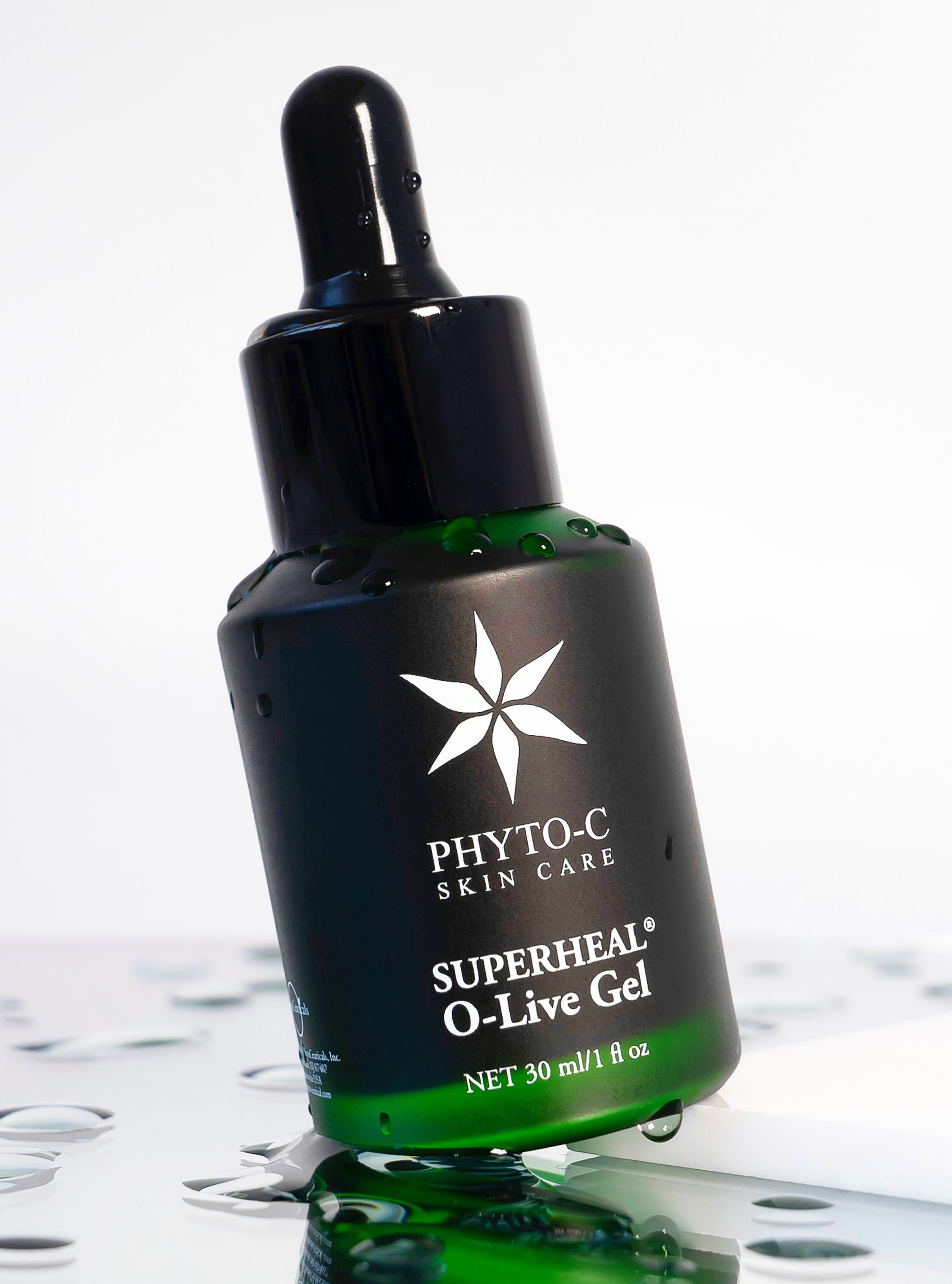 Гель з оливою для обличчя Phyto-C, естетичний кадр із розлитим гелем