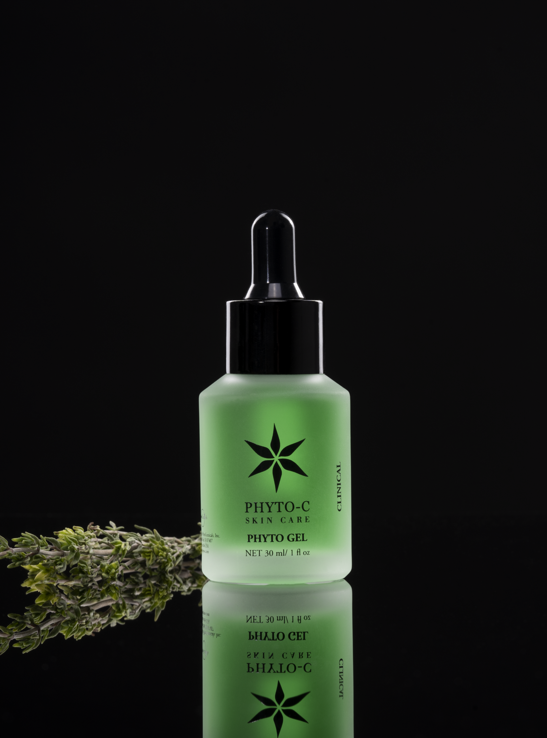Гель проти пігментації Phyto Gel, естетичний кадр на чорному тлі