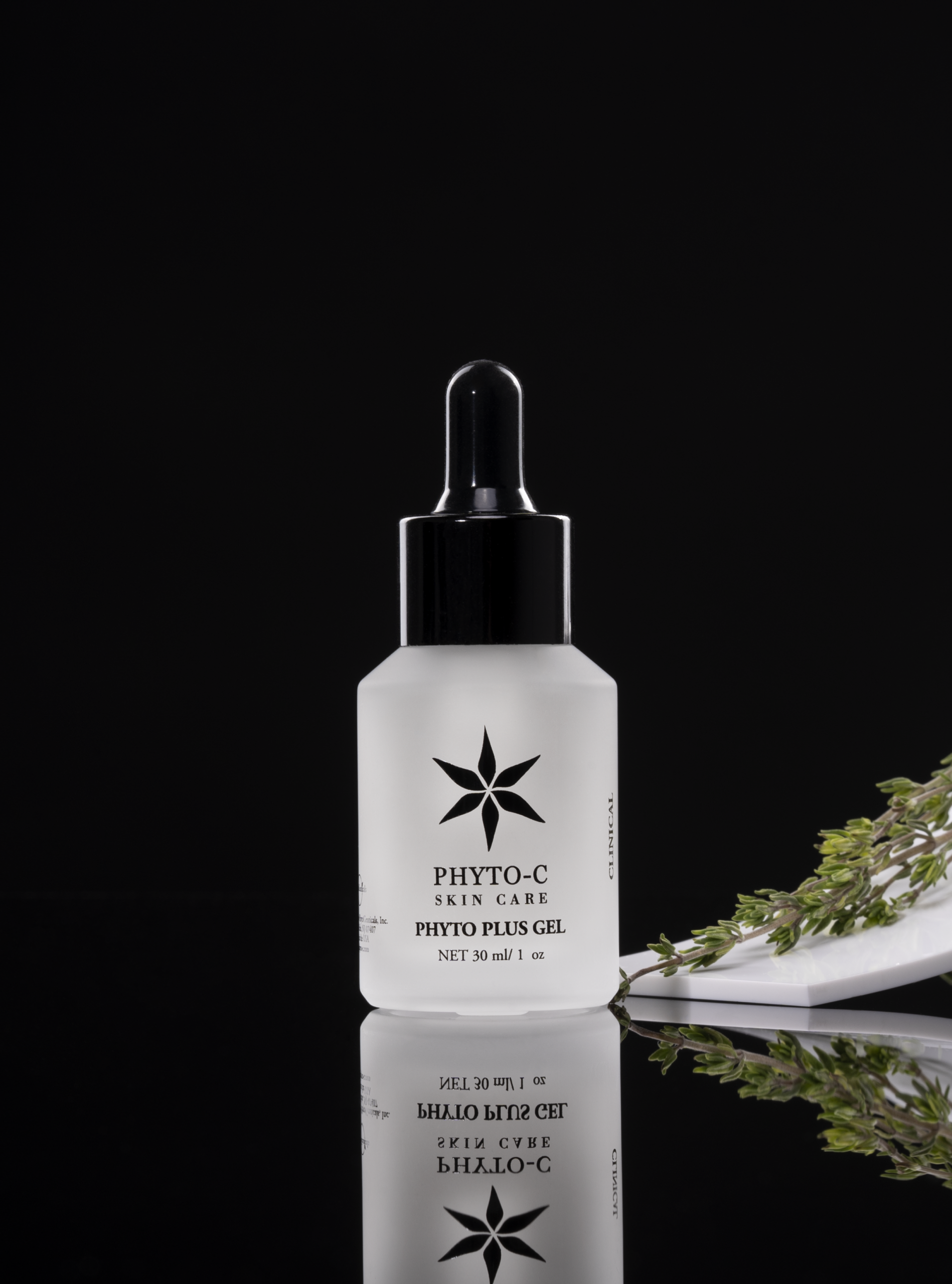 Освітлюючий гель Phyto Plus Gel, естетичний кадр на чорному тлі